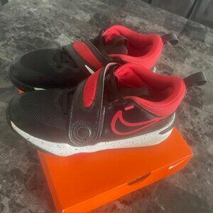 Nike Team Hustle D 11 Boys Size 3Y Black Red White Basketball Shoes